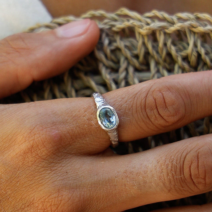 Anillo Rodas Aguamarina Plata 925 - joya artesanal Nomada Soul, plata 925, piedra natural, hecho a mano en Bali - vista frontal