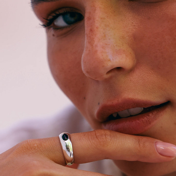 Anillo Sagres Ónix Plata 925 - joya artesanal Nomada Soul, plata 925, piedra natural, hecho a mano en Bali - vista frontal