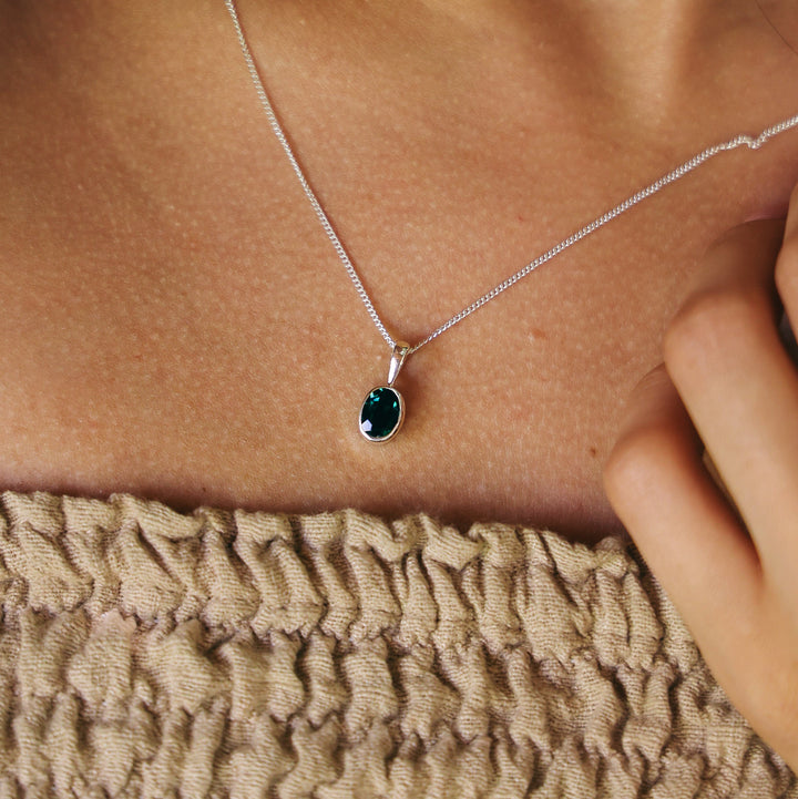 Collar Capri Esmeralda Verde Plata 925 - joya artesanal Nomada Soul, plata 925, piedra natural, hecho a mano en Bali - vista frontal