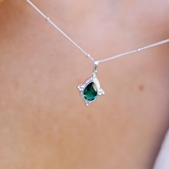 Collar Oporto Esmeralda Verde Plata 925 - joya artesanal Nomada Soul, plata 925, piedra natural, hecho a mano en Bali - vista frontal