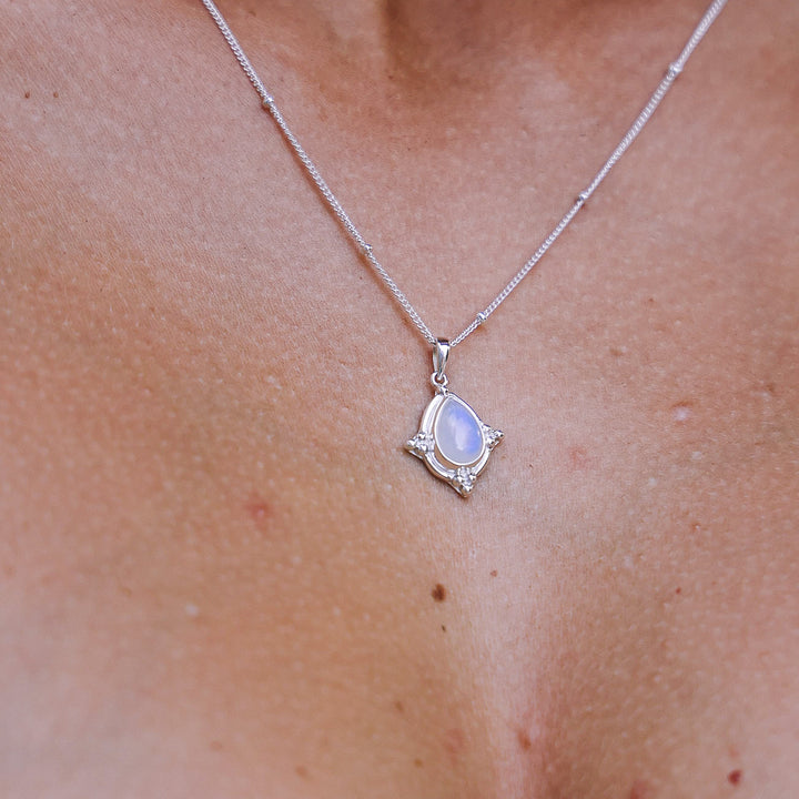 Collar Oporto Piedra Luna Plata 925 - joya artesanal Nomada Soul, plata 925, piedra natural, hecho a mano en Bali - vista frontal